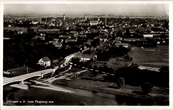 Ak Dillingen an der Donau , Luftaufnahme von Dillingen, Fluss, Häuser, Landschaft