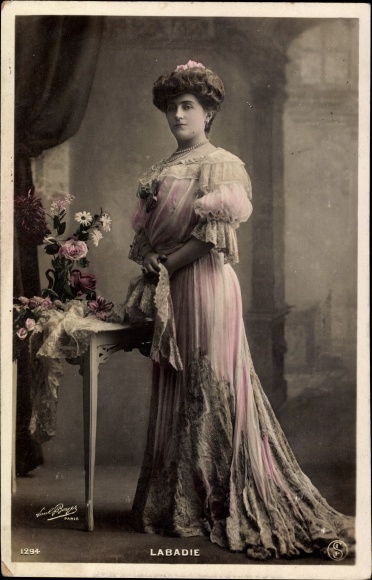 Postcard Actress Labadie, portrait
