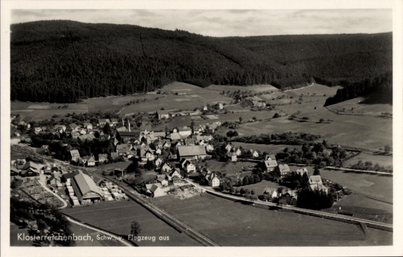 Ak Klosterreichenbach Baiersbronn im Schwarzwald, Luftaufnahme, kleines Dorf, Wald, Felder