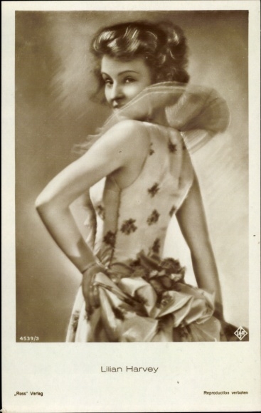 Ak Schauspielerin Lilian Harvey, Standportrait, Ross 4539/3