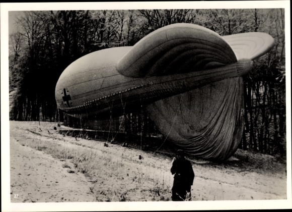 Foto Heinrich Hoffmann, gevangen ballon op de grond, Wehrmachtsoldaat, januari 1940