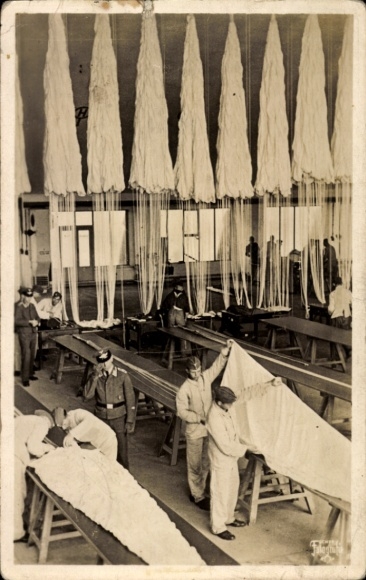 Ak Deutsche Luftwaffe, Fallschirmjäger beim Packen ihrer Schirme