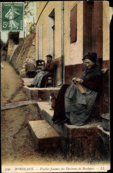 Postcard Bordeaux Gironde, Two old women, one knitting, the other sitting, scenery