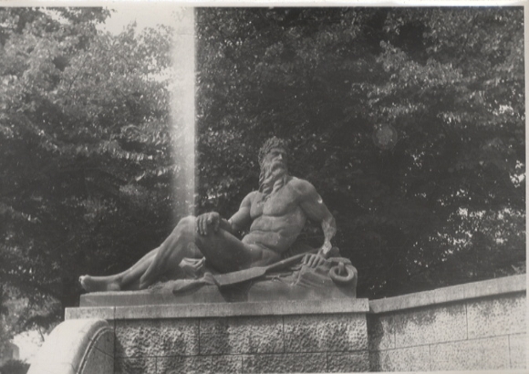 Original Foto Berlin Wilmersdorf, Siegfriedbrunnen am Rüdesheimer Platz, um 1946, ca. 12 x 17 cm