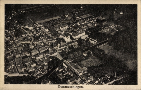 Ak Donaueschingen im Schwarzwald Baar Kreis, Fliegeraufnahme der Stadt