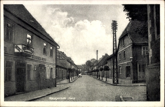 Ak Harzgerode am Harz, Straße in  Hotel Weißes Ross, Häuserzeile, Wolken