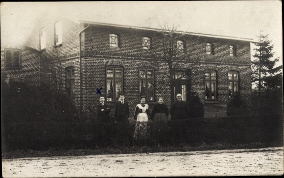 Foto Ak Melby Mehlby Kappeln an der Schlei, Ehepaar Bensin vor ihrem Wohnhaus