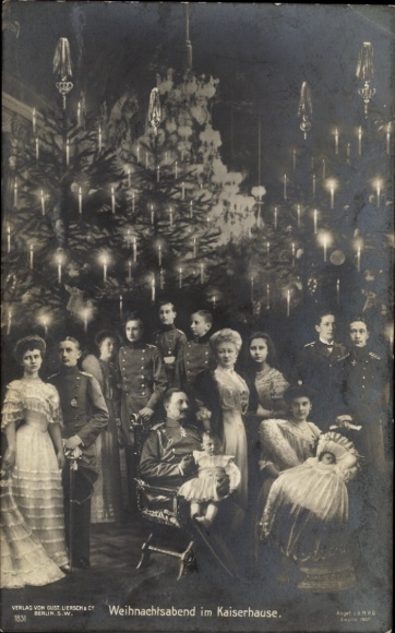 Ak Weihnachtsabend im Kaiserhause, Kaiserin Auguste Viktoria, Kaiser Wilhelm II, Prinzen