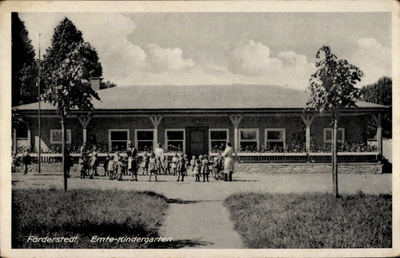 Postcard Förderstedt Staßfurt in the Salzlandkreis, Harvest Kindergarten, Children