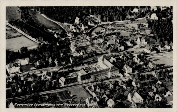 Ak Oberschlema Bad Schlema im Erzgebirge, Luftaufnahme von  Radiumbad, Landschaft, Gebäude