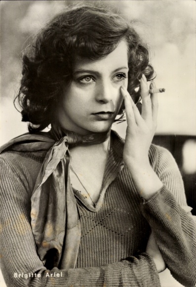 Ak Schauspielerin Brigitte Ariel, Der Spatz von Paris, Portrait mit Zigarette