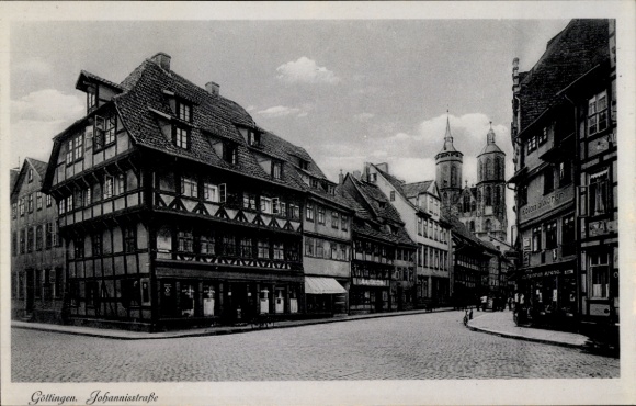 Ak Göttingen in Niedersachsen, Gottingen, Johannisstraße, alte Fachwerkhäuser, Kirchen