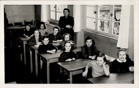 Zdjęcie dzieci w szkole, nauczyciel, klasa