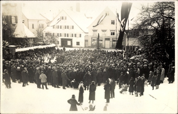 Foto Ak Obergünzburg im Allgäu, Menschenmenge auf einem Platz