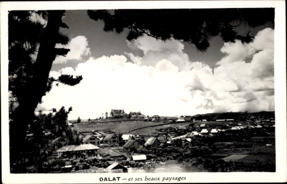 Ak Dalat Annam Vietnam,  schöne Landschaften, Häuser, Hügel, Wolken