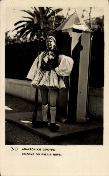 Postcard Athens Greece, Greek soldier in traditional uniform, guard in front of the palace