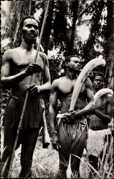 Ak Ouésso Kongo, Pygmäenjäger mit Elefantenstoßzähnen