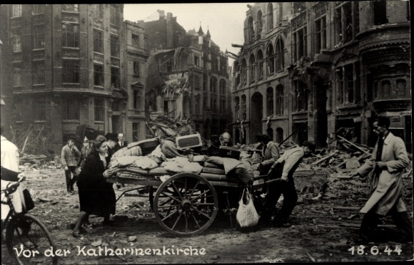 Photo Postcard Hamburg Mitte Altstadt, in front of the Katharinenkirche, ruins of buildings, wartime destruction 1944