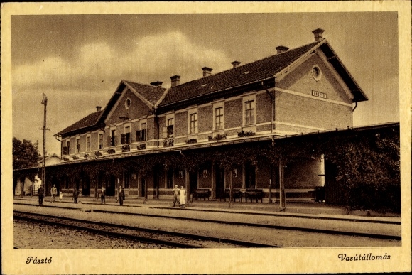 Postcard Pásztó Ungarn, Vasutallomas, Bahnhof, Gleisseite