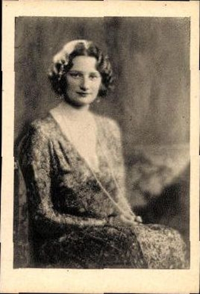 7 old mini PCs Queen Astrid of Belgium, various portraits