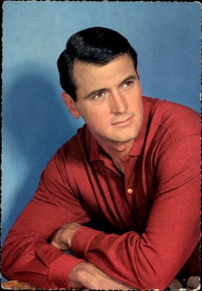 Ak Schauspieler Rock Hudson, in einem roten Sweatshirt