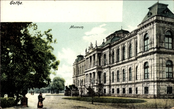Ak Gotha in Thüringen, Museum,  Architektur, grüne Umgebung, wolkiger Himmel