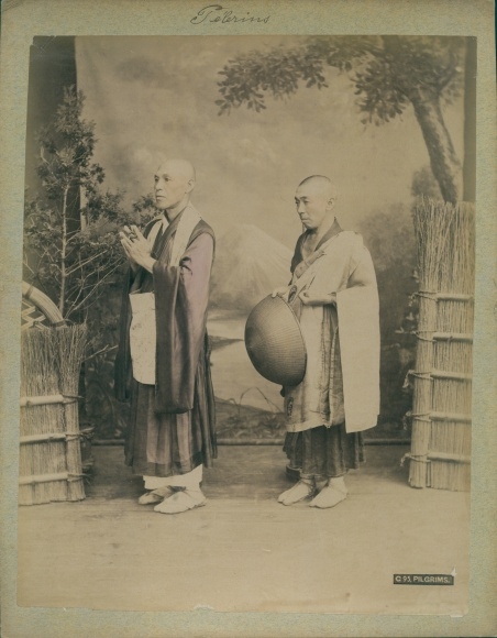 Photo Two Japanese pilgrims praying, portrait