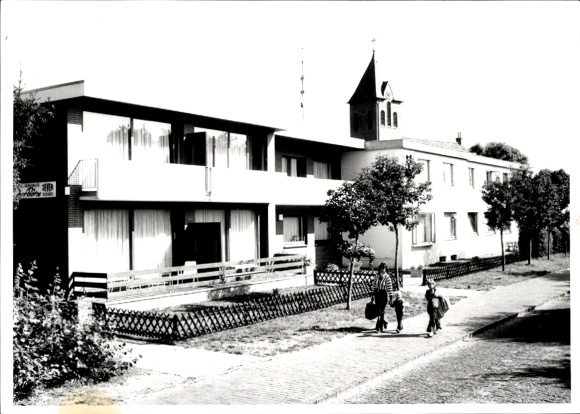 Photo North Sea resort Wangerooge in East Frisia, Hotel Zur Börse, Bahnhofstraße 11, passers-by