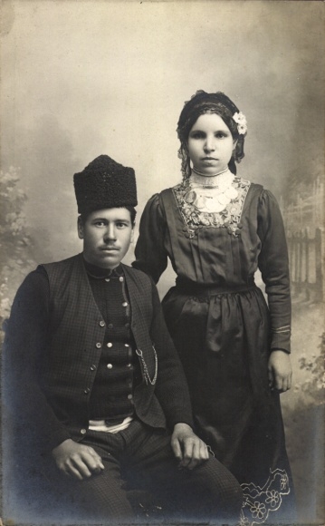 Photo Postcard Bulgaria, couple in folk costumes