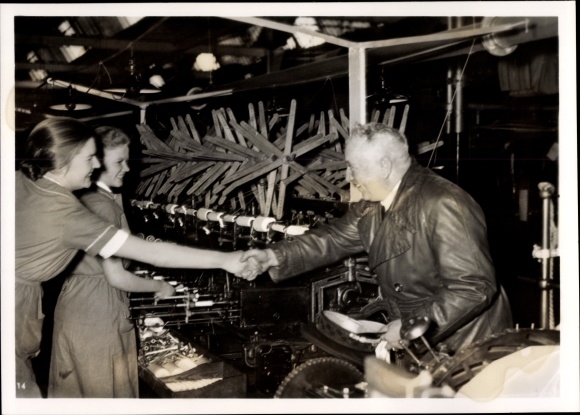 Photo Hoffmann, Heinrich, Reichsorganisationsleiter Dr. Ley visiting German companies, Jan. 1940