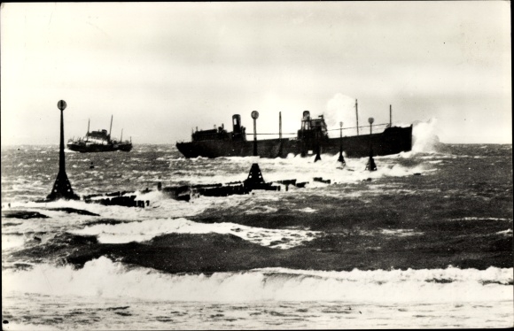 Postcard SS Spanker, English coal boat, stranded on the Norrderpier in Hoek at night
