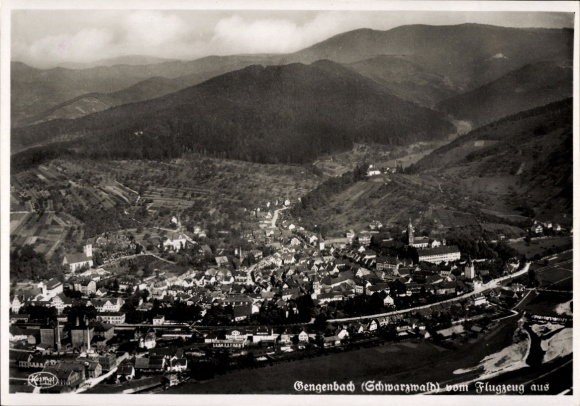 Ak Gengenbach im Schwarzwald, Luftaufnahme von  Schwarzwald, vom Flugzeug, schwarz-weiß