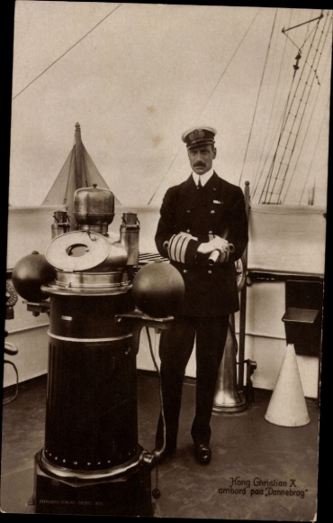 Postcard King Christian X of Denmark, portrait in uniform