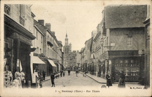 Ak Bernay Eure, Ruhige Straße,  Gebäude, Einzelhandel, Uhrturm, Menschen auf der Straße