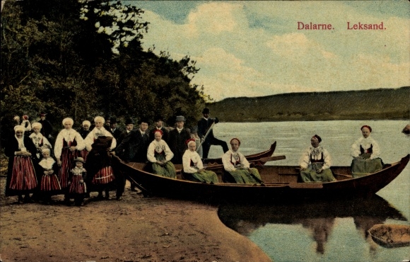 Postcard Leksand Dalarne Dalarna Sweden, people in folk costumes, rowing boats