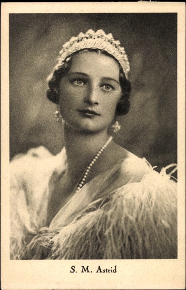 Postcard Astrid of Sweden, Queen of Belgium, portrait