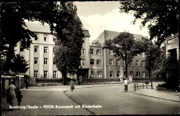 Postcard Bernburg on the Saale Salzlandkreis, FDGB sanatorium with children&#39;s home