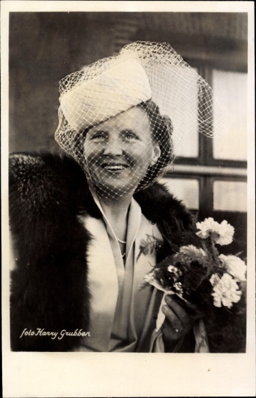 Postcard Juliana of the Netherlands, portrait, hat with veil