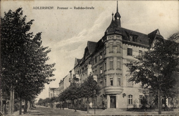 Postcard Berlin Treptow Adlershof, front view of the post office, Radicke-Straße, trees, architecture