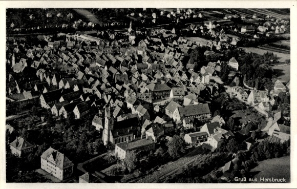 Ak Hersbruck in Mittelfranken, Luftaufnahme von  Häuser, Kirche, Landschaft