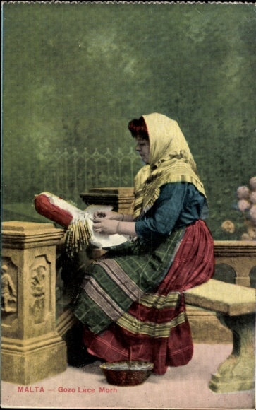 Postcard Malta, Gozo Làce Mork, lacemaker, folk costume
