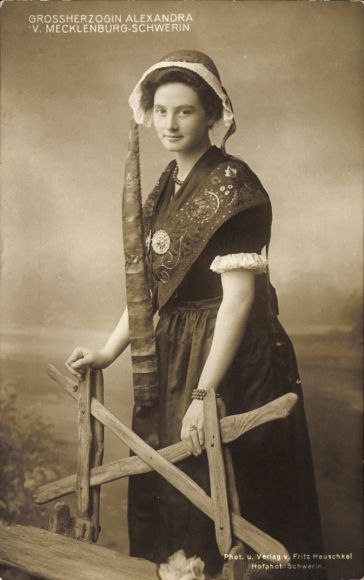 Ak Großherzogin Alexandra von Mecklenburg Schwerin, Portrait in Tracht