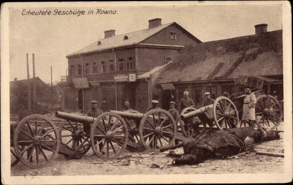 Postcard Kaunas Kowno Kauen Lithuania, captured guns, German soldiers, dead horse, WW1