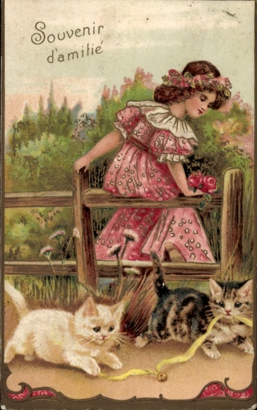 Präge Ak Mädchen mit Blumen sitzt auf dem Zaun, Spielende Katzen