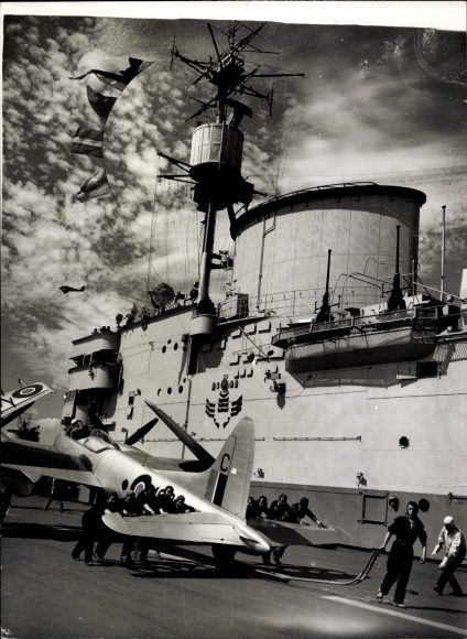 Photo British warship and military aircraft, harbor