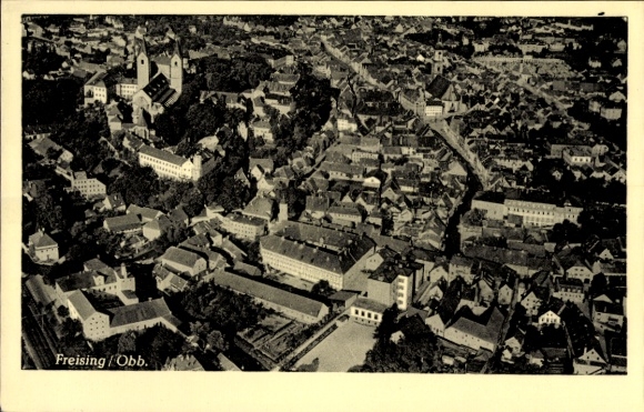 Ak Freising in Oberbayern, Luftaufnahme von   Architektur, grünes Umland