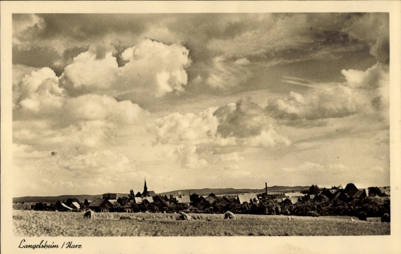 Ak Langelsheim Harz, Landschaft, Wolken, Kirche, Stadtansicht