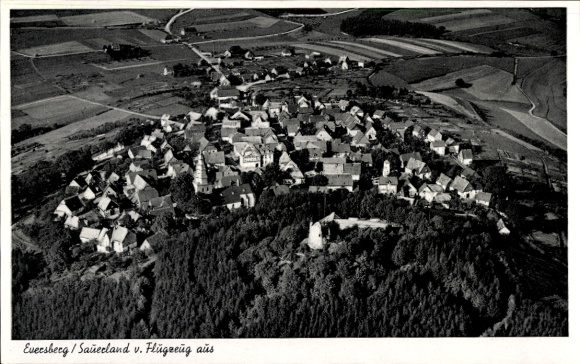 Ak Eversberg Meschede in het Sauerland, luchtfoto van de stad