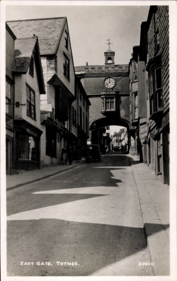 Ak Totnes Devon England, Straße mit East Gate,  Architektur, Schwarz-Weiß-Fotografie