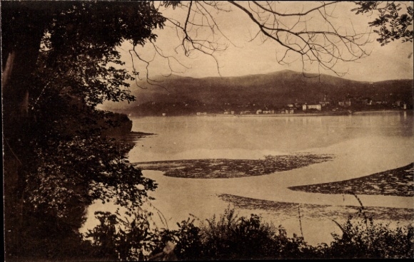 Ak Hendaye Pyrénées-Atlantiques, landschap met water, bomen op de voorgrond, bergen op de achtergrond